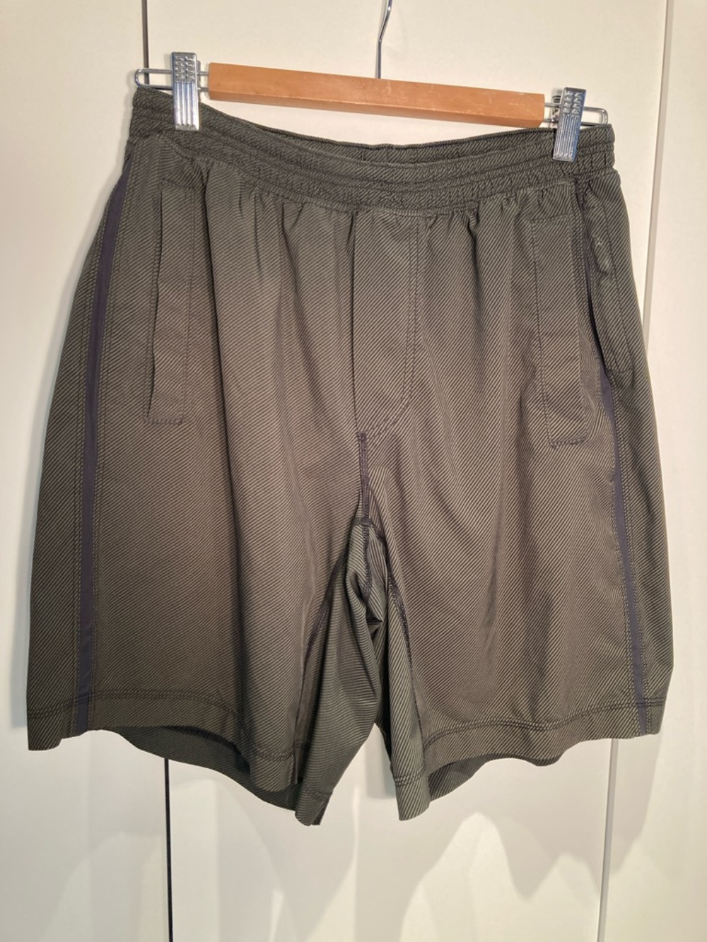 Lululemon run response men’s performance shorts L dark green black Stripes